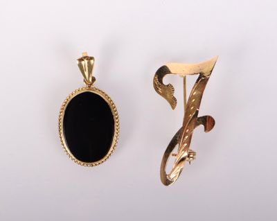 une image représentant deux pendentifs dorés et noirs sur fond blanc