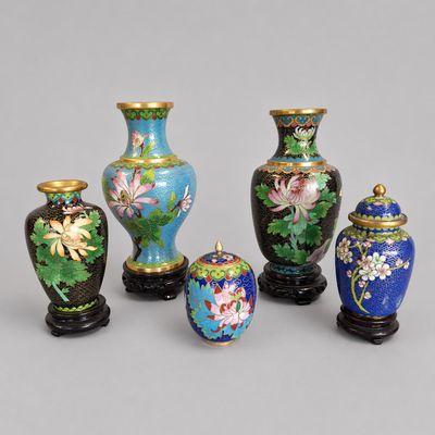 CHINE Réunion de trois vases et deux petits pots couverts en…