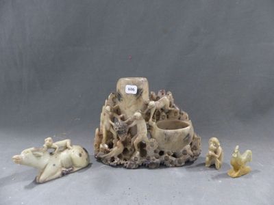 un groupe de figurines assises sur une table