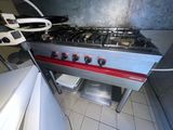 une cuisinière à trois feux dans une cuisine