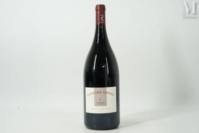 une bouteille de vin posée sur une table