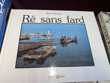une photo d'un livre posé sur une table