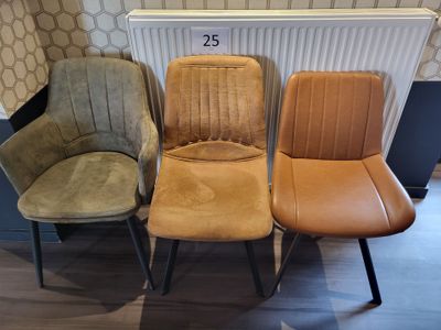 trois chaises placées les unes à côté des autres devant un radiateur