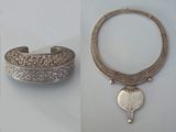 deux photos d'un bracelet en argent et d'un bracelet en argent orné d'un cœur