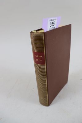 un vieux livre sur lequel est encore accrochée une étiquette de prix, posé sur une table