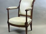 une image représentant une chaise dont l'assise est recouverte de cuir blanc