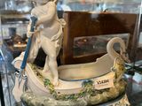une figurine représentant un garçon dans un bateau, exposée dans une vitrine