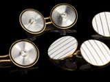 quatre paires de boutons de manchette en or sur fond noir
