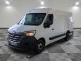 la photo d'une camionnette blanche garée dans une pièce
