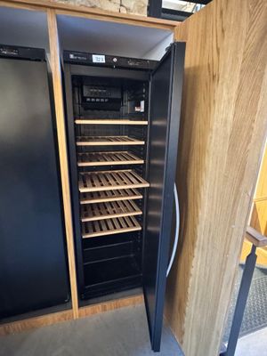 une photo d'un réfrigérateur contenant un bac à vin