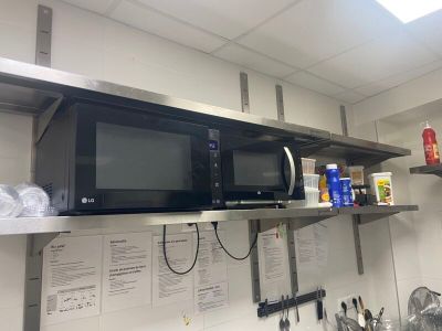 un micro-ondes posé sur une étagère dans une cuisine