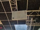 une enceinte suspendue au plafond dans une pièce