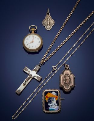 de nombreux objets divers, parmi lesquels une croix, une montre de poche et un collier