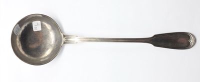une cuillère en argent avec un manche de cuillère sur une surface blanche