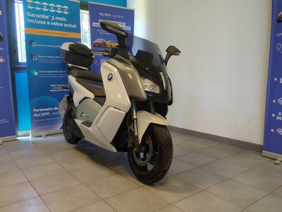 une moto garée dans un showroom
