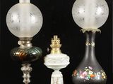 plusieurs types de vases et de lampes sur fond noir
