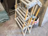 un support en bois sur lequel sont posés tout un tas d'outils