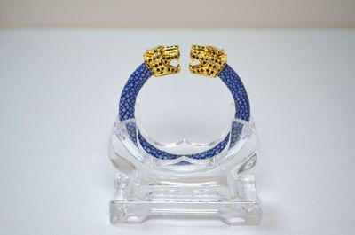 bracelet composé de perles bleues et dorées montées sur un support transparent