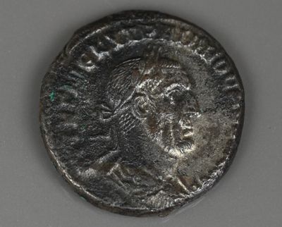 une pièce de monnaie en argent portant l'image d'un visage d'homme