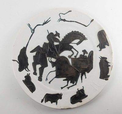 une assiette sur laquelle figure l'image d'un homme à cheval