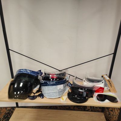 une étagère sur laquelle sont posés des casques et d'autres objets