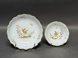 deux assiettes ornées d'oiseaux et de fleurs, posées sur une table