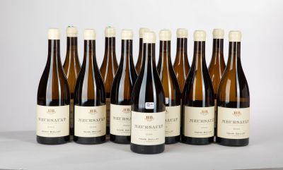 six bouteilles de vin sont alignées sur une table