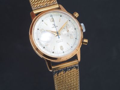 un gros plan d'une montre en or avec un cadran blanc