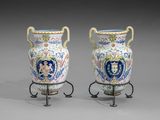 paire de vases chinois munis d'anses, posés sur des socles, sur un fond gris