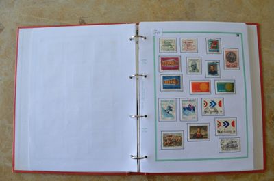 un livre ouvert avec des timbres, posé sur une table