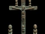une image représentant une croix en bronze sur laquelle figurent trois personnages
