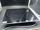 une cuisinière noire avec un brûleur noir dessus