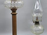 trois lampes en verre posées les unes à côté des autres sur une table