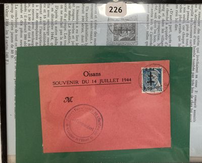 une photo d'une enveloppe rouge sur laquelle est collé un timbre