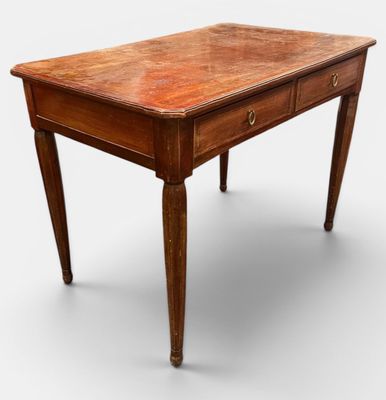une vieille table en bois avec deux tiroirs et un tiroir en dessous