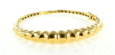 gros plan d'une bague en or sur une surface blanche