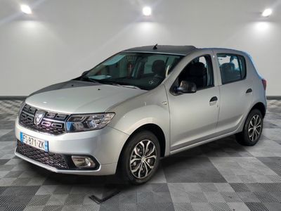 la photo d'une voiture argentée garée dans une salle d'exposition