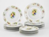 plusieurs assiettes sont empilées sur une surface blanche