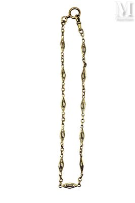 a close up of a chain with a clasp on it