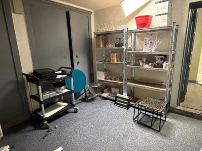 une pièce dans laquelle se trouvent une étagère et une chaise