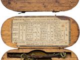 une vieille boîte en bois contenant une horloge en laiton