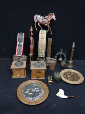 un grand nombre d'objets posés sur une table