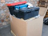 une boîte en carton avec un tas d'outils à l'intérieur