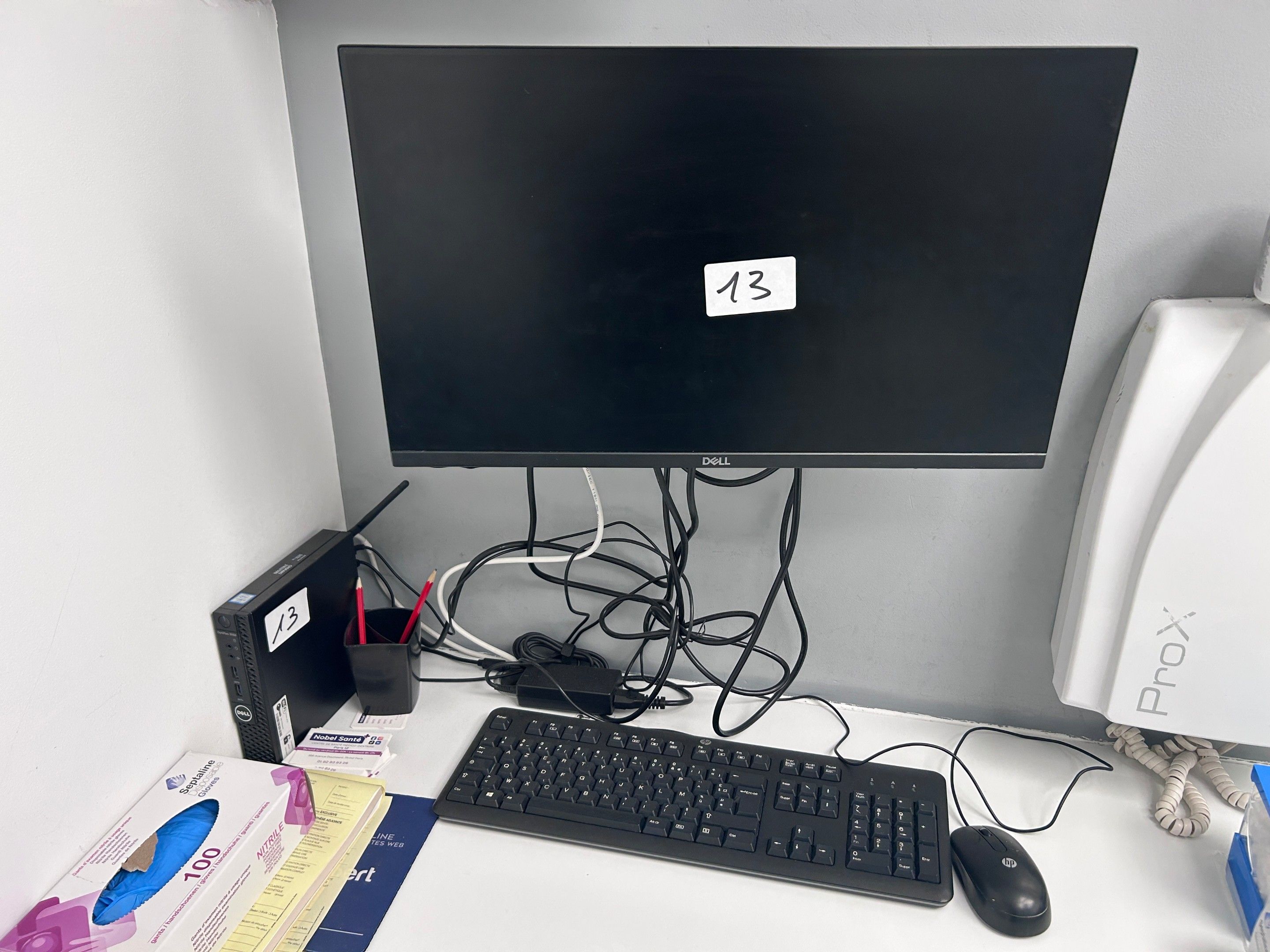 - 1 écran mural DELL + support + clavier + souris