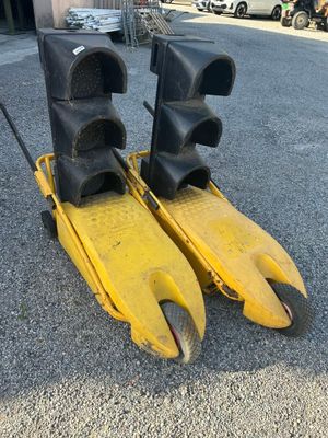 une paire de chaussures posée sur une autre paire de chaussures