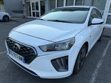 l'avant d'une voiture blanche garée sur un parking