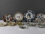 plusieurs assiettes posées sur une table