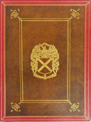 un livre marron orné d'un emblème doré