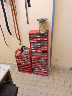 une pièce où de nombreux outils sont accrochés au mur