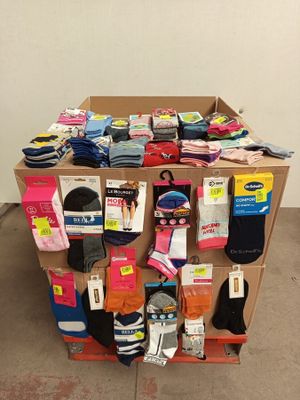 de nombreuses paires de chaussettes sur un carton dans une pièce